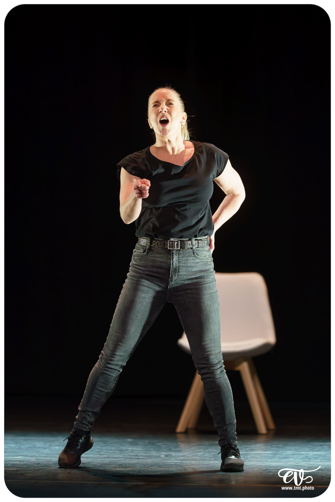 LES CHATOUILLES OU LA DANSE DE LA COLÈRE (ANDRÉA BESCOND)